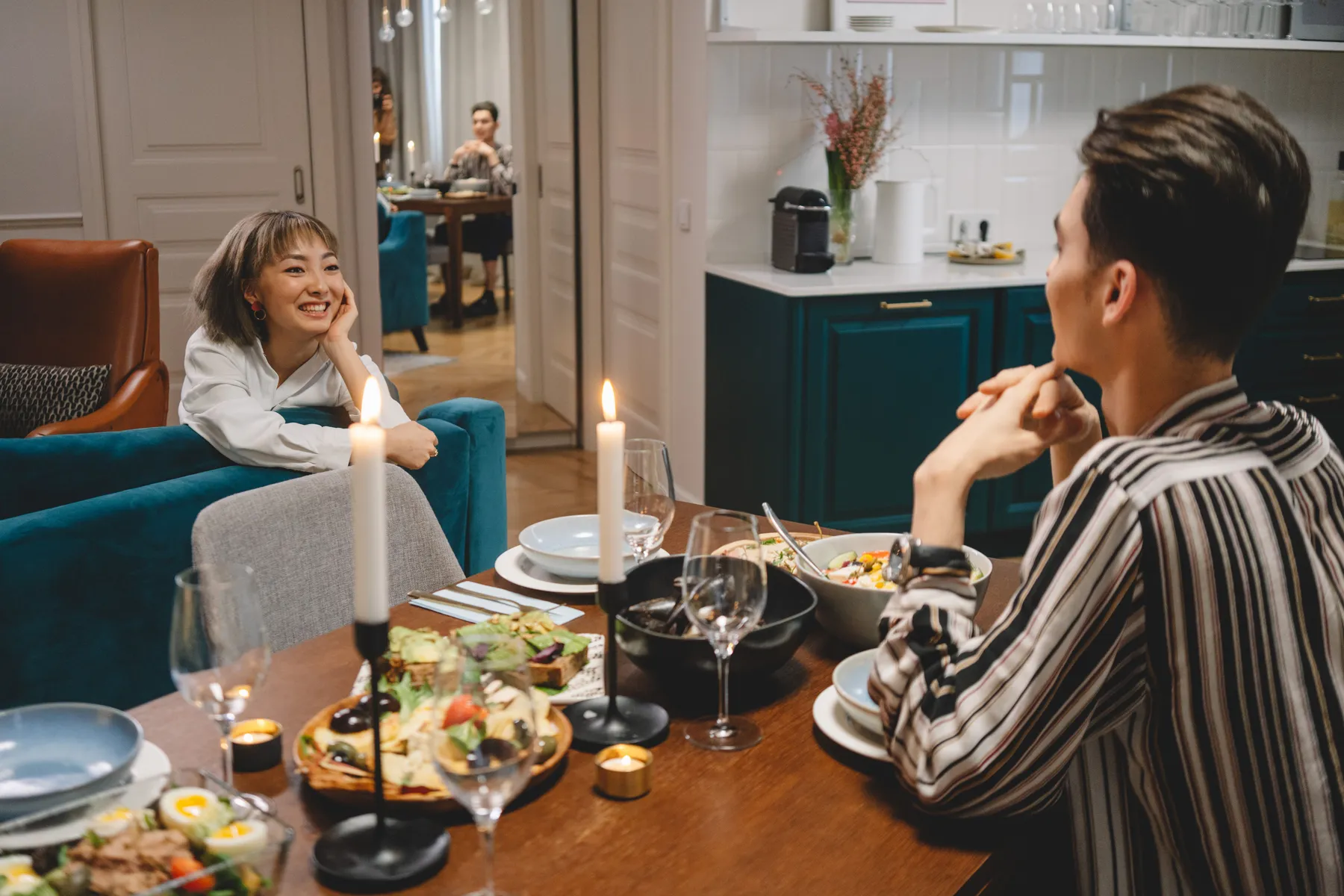 Pareja cenando a la luz de las velas en su casa